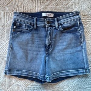 Judy Blue Mid-Rise Button Flap Pocket Denim Shorts Medium M Medium Wash Stretchy